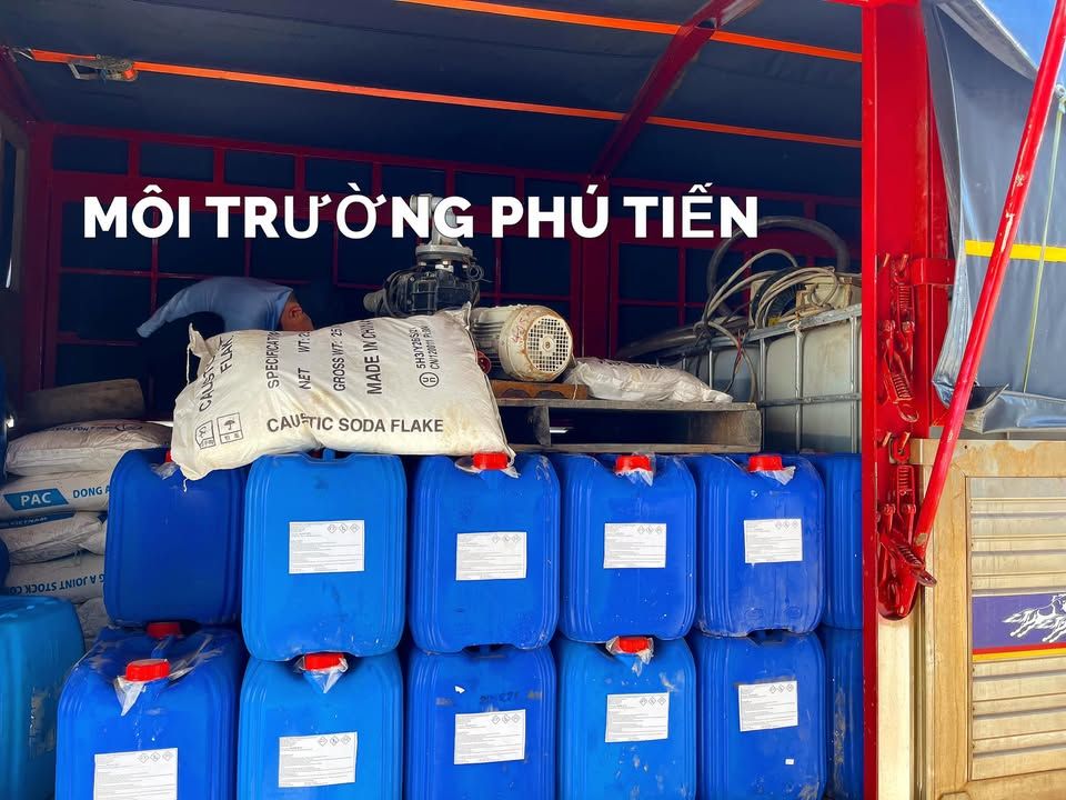 Xe Phú Tiến chở can hóa chất xử lý nước thải