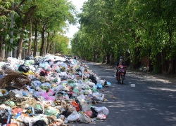 Đô thị loay hoay trong vòng vây của rác: Gập ghềnh con đường rác