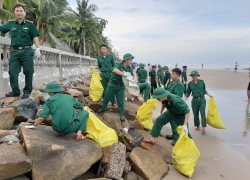 Đồn Biên phòng Phước Tỉnh ra quân làm sạch biển