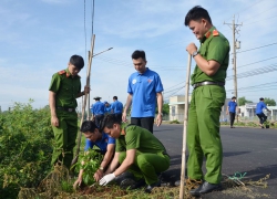 Thanh niên Đất Đỏ vệ sinh môi trường thực hiện chiến dịch kỳ nghỉ hồng